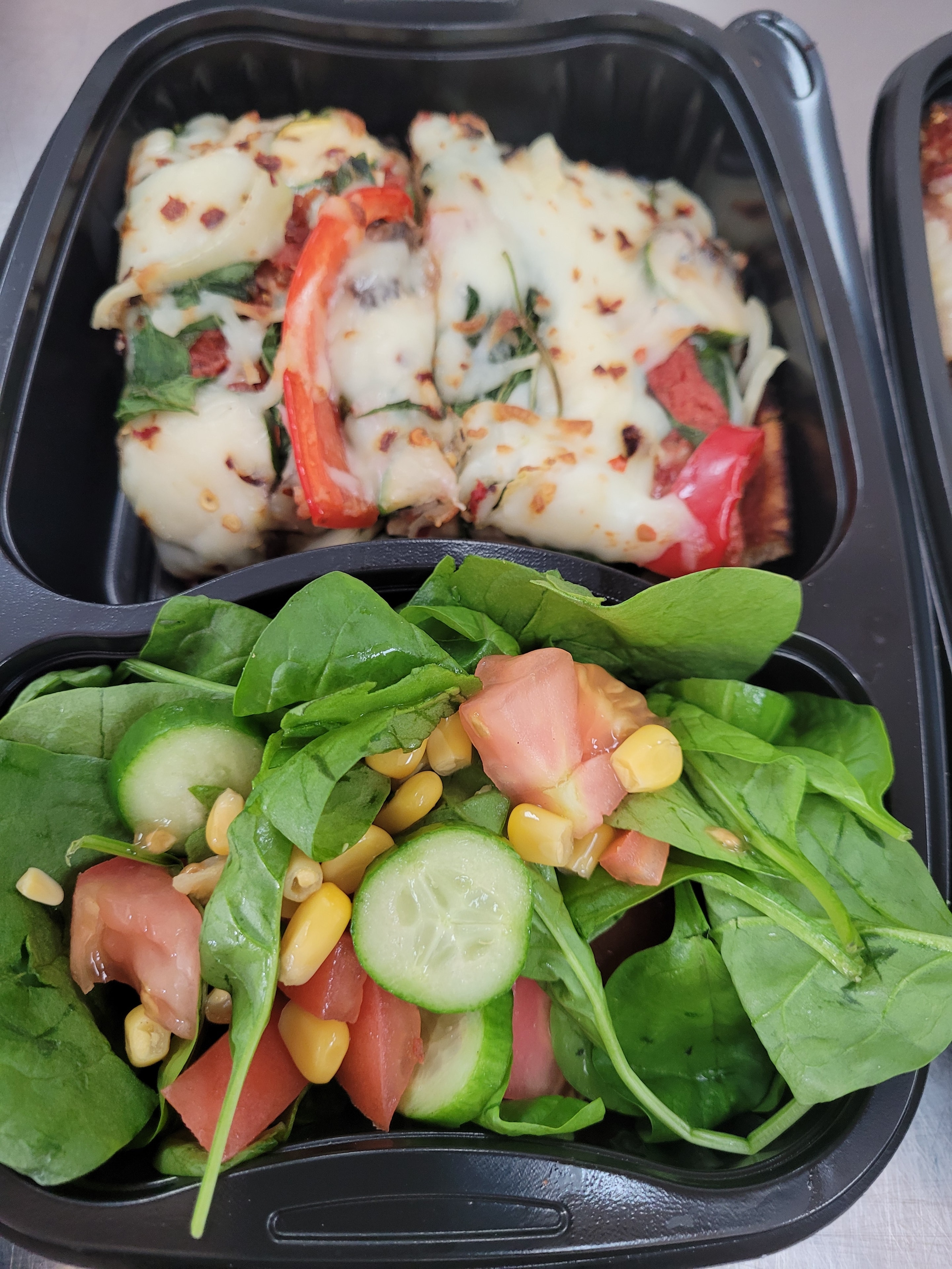 Boîte repas pizza végétarienne et salade